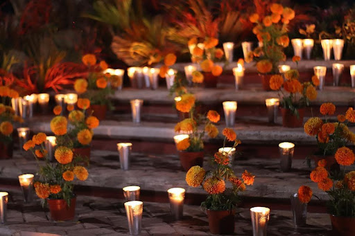 Encender velas anualmente para los difuntos es una forma de iluminar su paso